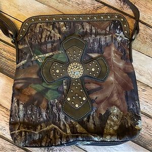 Blazin Roxx Western Camouflage Crossbody with Bling Cross & Studs 9 X 11